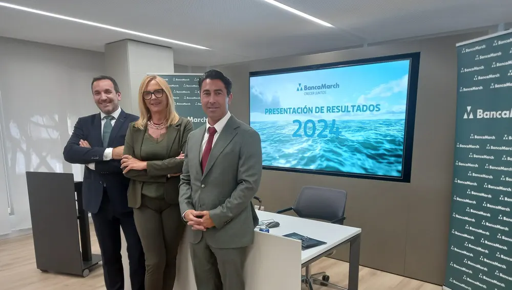 De izquierda a derecha, Joan Garí, Joan Garí, director territorial en Baleares de Banca Comercial y Privada de Banca March; Natalia Bauzá, directora de zona Ponent-Ibiza; y Sergio Ortiz, director del Centro de Negocio de Ibiza De izquierda a derecha, Joan Garí, Joan Garí, director territorial en Baleares de Banca Comercial y Privada de Banca March; Natalia Bauzá, directora de zona Ponent-Ibiza; y Sergio Ortiz, director del Centro de Negocio de Ibiza