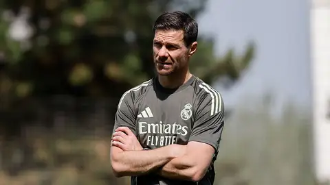 Xabi Alonso dirigiendo un entrenamiento del Real Madrid Xabi Alonso dirigiendo un entrenamiento del Real Madrid
