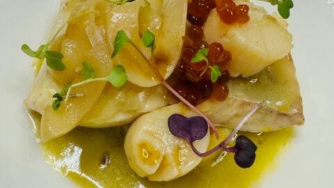 Merluza de pincho con calamares y vieiras 