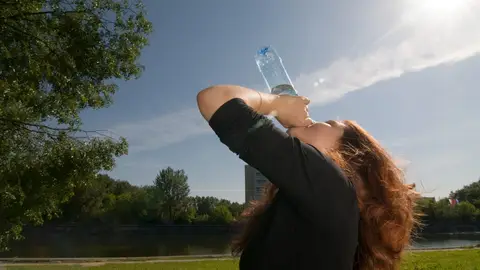 Imagen de recurso de una mujer bebiendo agua Imagen de recurso de una mujer bebiendo agua