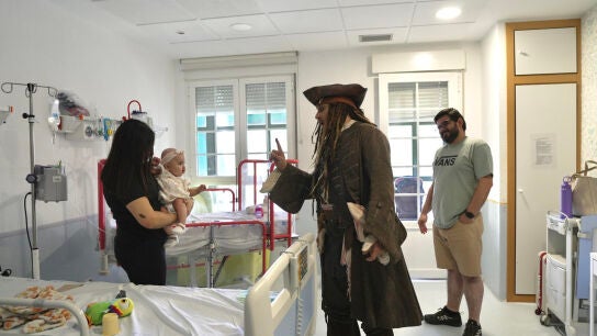 El actor visitando a niños en el Hospital Niño Jesús