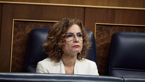 La vicepresidenta primera y ministra de Hacienda, María Jesús Montero, durante una sesión de control al Gobierno, en el Congreso de los Diputados, a 18 de junio de 2025, en Madrid (España).
