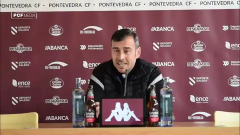 Yago Iglesias, en un rueda de prensa del Pontevedra. Yago Iglesias, en un rueda de prensa del Pontevedra.