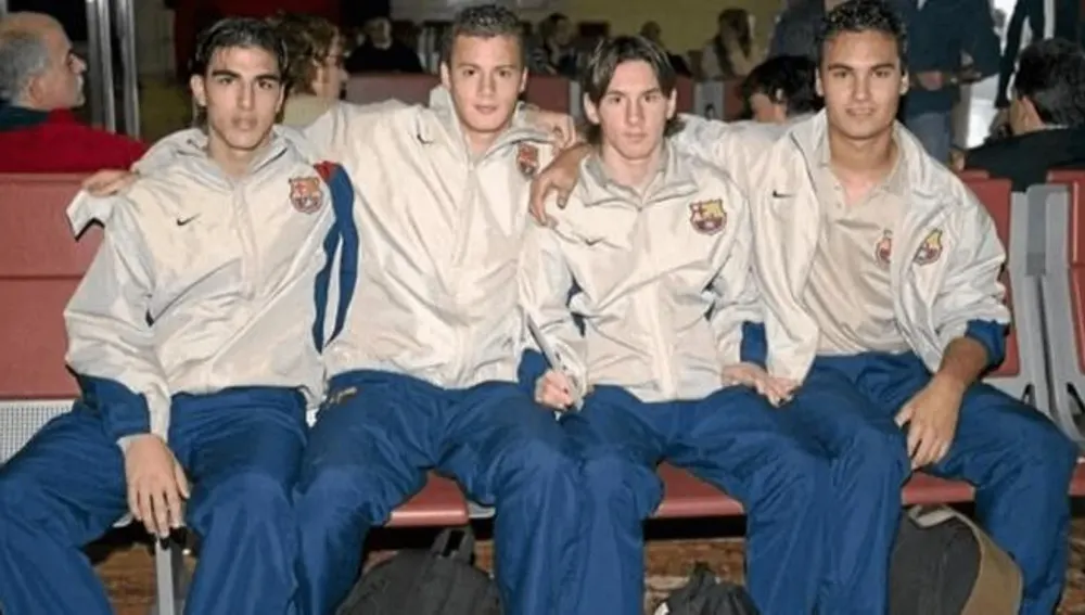 Jordi Gómez, Oriol Riera, Leo Messi y Xavi Ginard, en un aeropuerto Jordi Gómez, Oriol Riera, Leo Messi y Xavi Ginard, en un aeropuerto