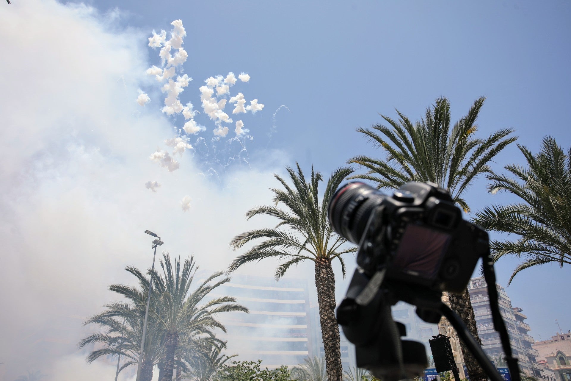 Una traca valenciana de 50 metros abre la atronadora mascletà de Pirotecnia Turis Una traca valenciana de 50 metros abre la atronadora mascletà de Pirotecnia Turis