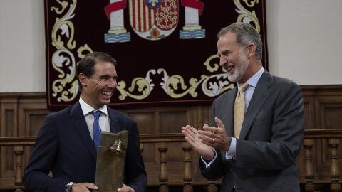 Imagen de archivo del Rey Felipe VI (d) al entregar el ‘Premio Camino Real’ al tenista Rafael Nadal (i), durante la V edición del premio.