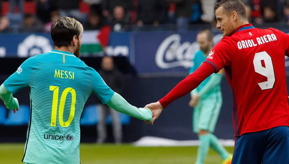Leo y Oriol se saludan en un Osasuna - Barcelona Leo y Oriol se saludan en un Osasuna - Barcelona