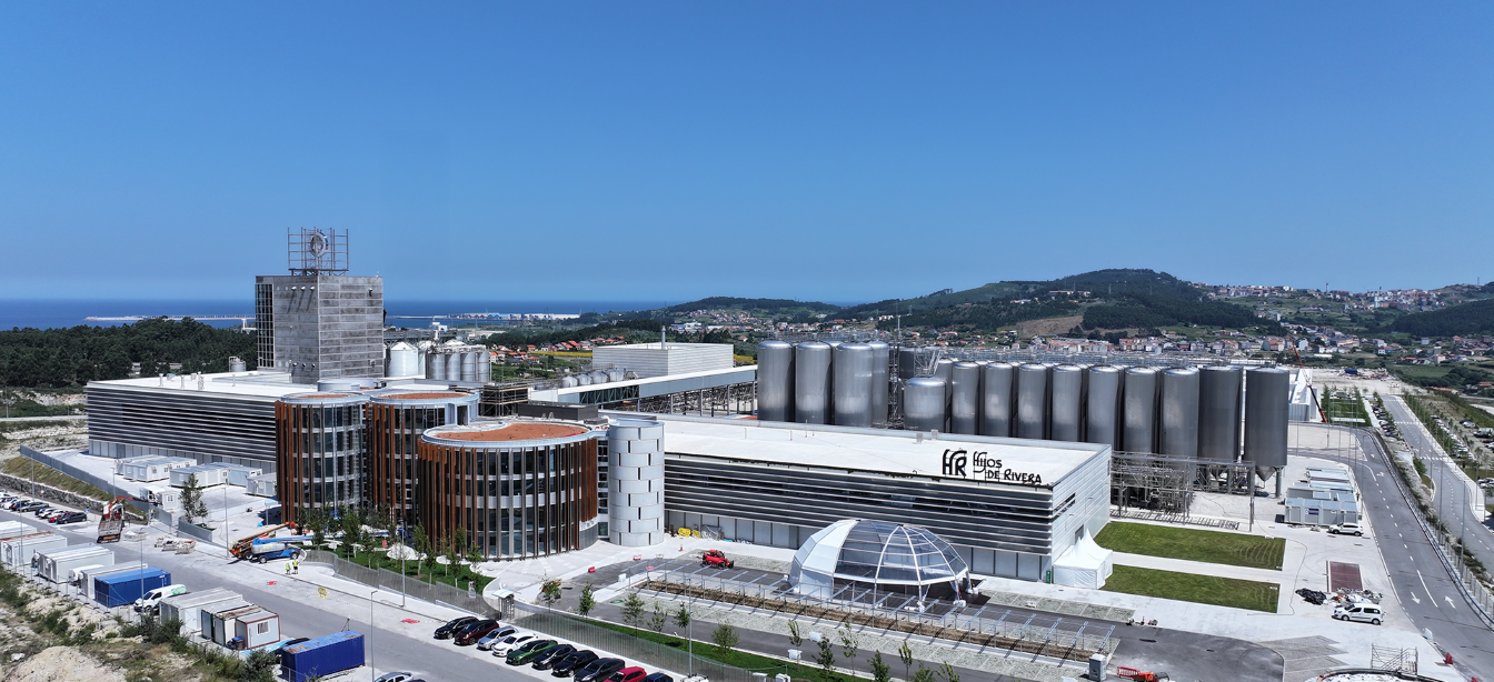 Hijos de Rivera espera producir mil millones de litros de cerveza cada año en la nueva fábrica de Morás Hijos de Rivera espera producir mil millones de litros de cerveza cada año en la nueva fábrica de Morás
