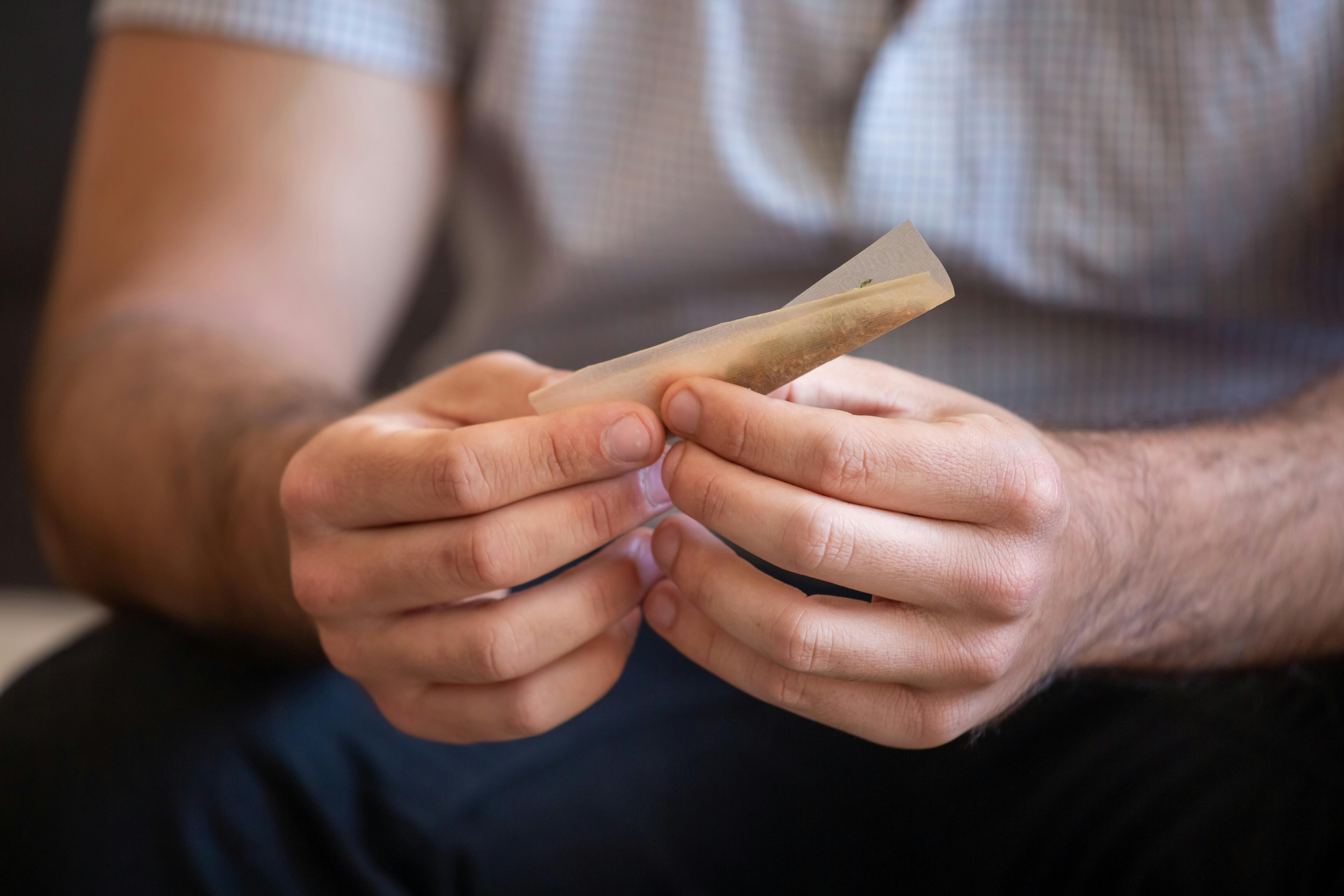 Un diputado del PSOE se lía un cigarrillo durante la Asamblea madrileña y se defiende de quien lo publicó en redes: "Fumo y fumo tabaco de liar" Un diputado del PSOE se lía un cigarrillo durante la Asamblea madrileña y se defiende de quien lo publicó en redes: "Fumo y fumo tabaco de liar"