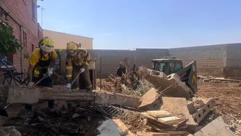 Una brigada de Infoar, trabajando sobre el terreno en Letux este jueves Una brigada de Infoar, trabajando sobre el terreno en Letux este jueves