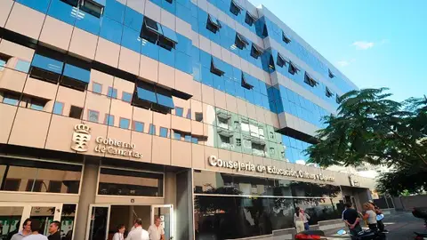 Fachada de la Consejería de Educación Fachada de la Consejería de Educación