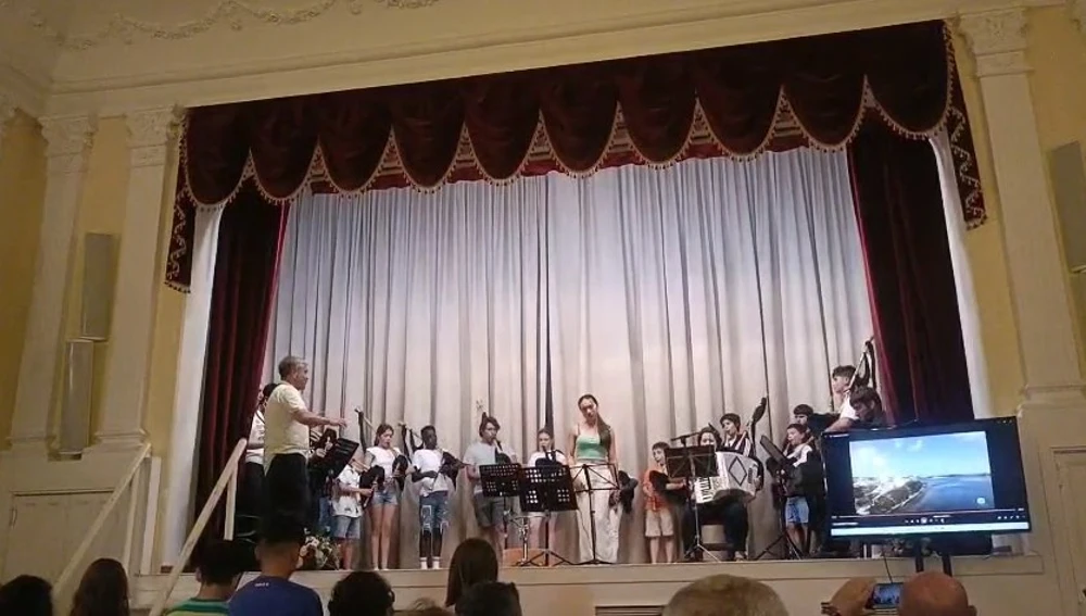 Alumnos de la Escuela de Música y Luis F. en la presentación del himno "Són Castropol" con la sala llena de gente. Alumnos de la Escuela de Música y Luis F. en la presentación del himno "Són Castropol" con la sala llena de gente.