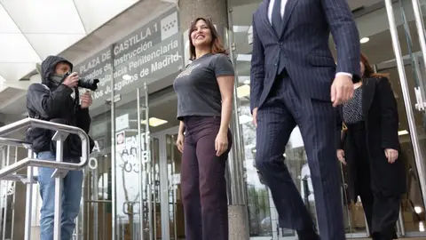 La actriz Elisa Mouliaá, junto a su abogado, Alfredo Arrién, salen de los Juzgados de Plaza de Castilla. La actriz Elisa Mouliaá, junto a su abogado, Alfredo Arrién, salen de los Juzgados de Plaza de Castilla.