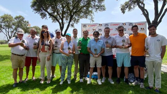Ganadores y personal de la radio