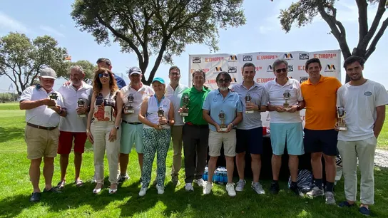 Ganadores y personal de la radio Ganadores y personal de la radio