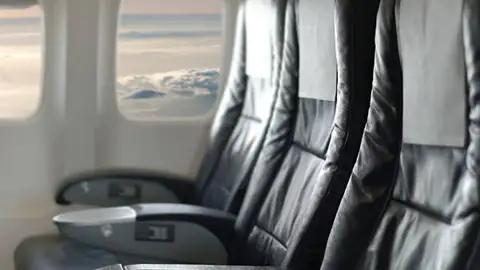 Si eliges el asiento más barato del avión, estás poniendo esto en riesgo (y no es tu maleta) Si eliges el asiento más barato del avión, estás poniendo esto en riesgo (y no es tu maleta)
