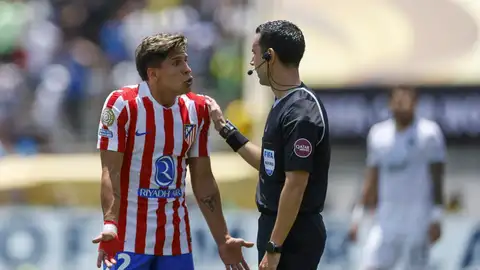 Giuliano Simeone protesta una decisión arbitral Giuliano Simeone protesta una decisión arbitral
