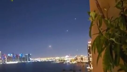 VÍDEO: los misiles de Irán sobrevuelan del cielo de Qatar en dirección a la base de EEUU en Doha