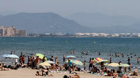 Vista del aspecto de la playa de la Malvarrosa en Valencia este lunes. Vista del aspecto de la playa de la Malvarrosa en Valencia este lunes.