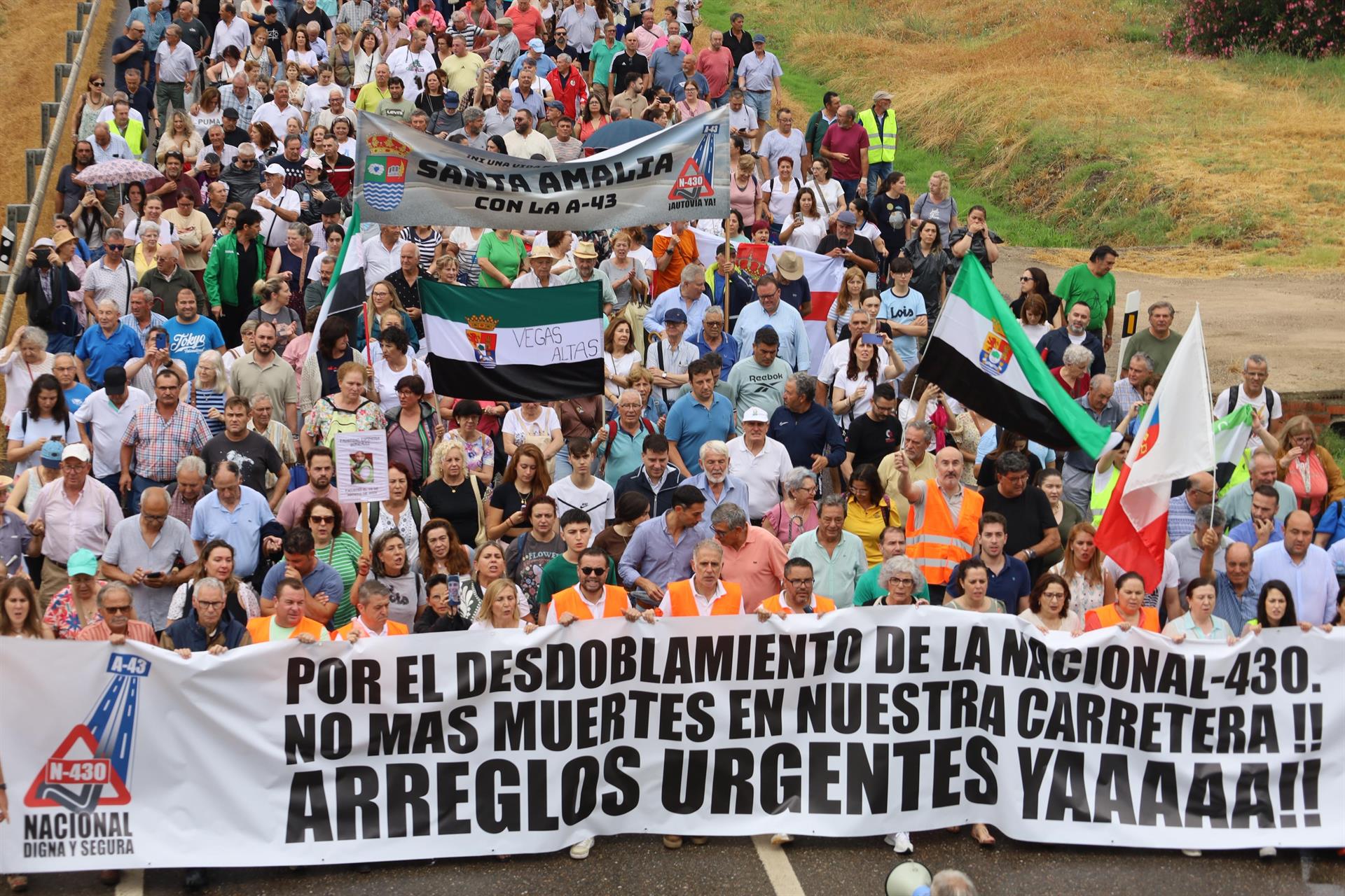 Cientos de personas reivindican en Santa Amalia la conversión de la N-430 en la Autovía A-43 Cientos de personas reivindican en Santa Amalia la conversión de la N-430 en la Autovía A-43