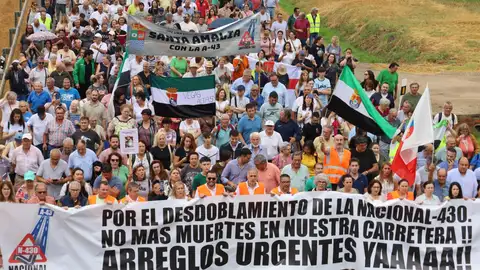 Cientos de personas reivindican en Santa Amalia la conversión de la N-430 en la Autovía A-43 Cientos de personas reivindican en Santa Amalia la conversión de la N-430 en la Autovía A-43
