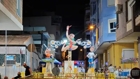 La hoguera Molinos del Calvario conserva la tradición por San Juan en la ciudad de Torrevieja La hoguera Molinos del Calvario conserva la tradición por San Juan en la ciudad de Torrevieja