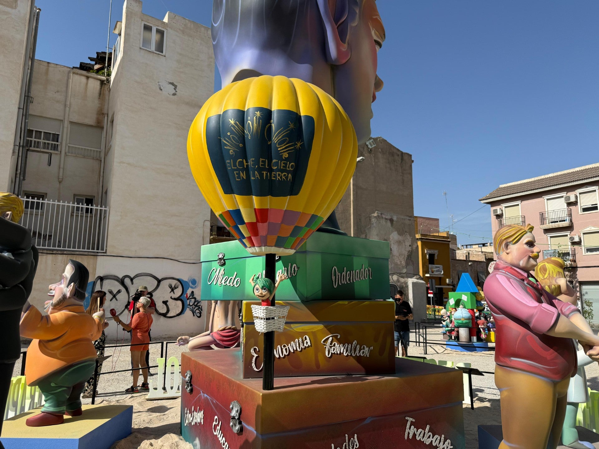 La comisión de fiestas El Raval celebra la noche de San Juan con sus tradicionales hogueras y el sopar de cabasset La comisión de fiestas El Raval celebra la noche de San Juan con sus tradicionales hogueras y el sopar de cabasset