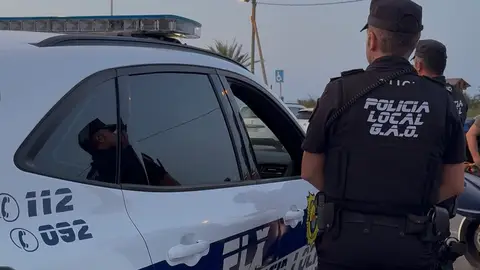 Un agente de la Policía Local de Elche en un control. Un agente de la Policía Local de Elche en un control.
