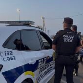 Un agente de la Policía Local de Elche en un control. 