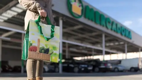 Imagen de archivo de una persona con bolsa de compra en un Mercadona. Imagen de archivo de una persona con bolsa de compra en un Mercadona.