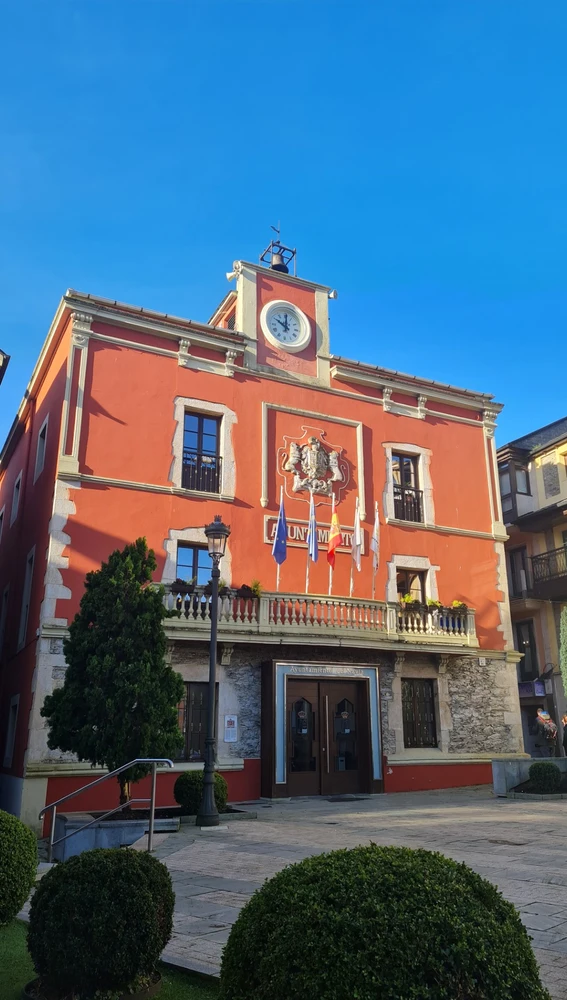 Navia licita el SAD por 1,9 millones y acusa al Principado de bloquear la residencia de mayores. Navia licita el SAD por 1,9 millones y acusa al Principado de bloquear la residencia de mayores.