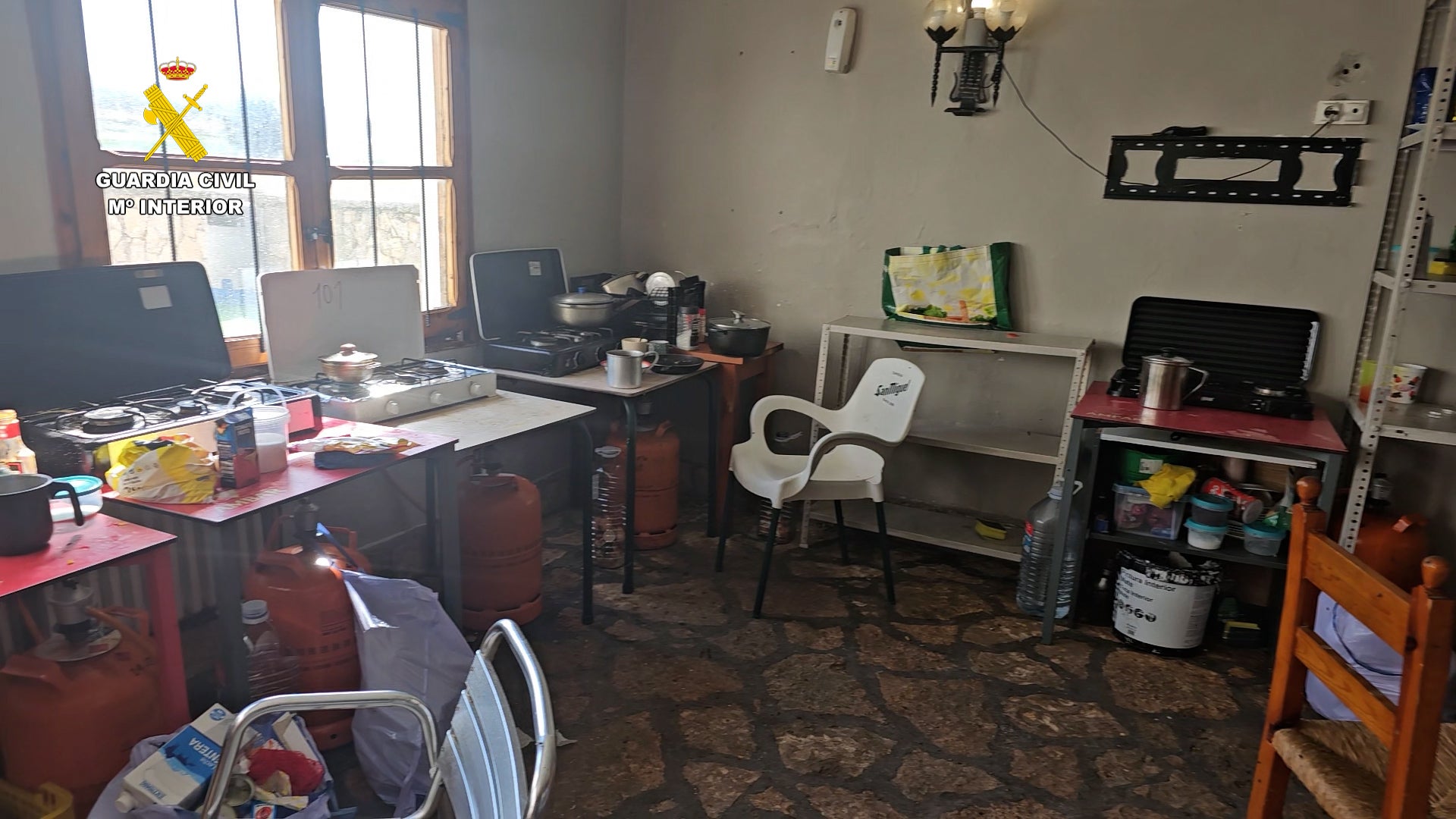 Dos detenidos por mantener en condiciones precarias a 200 temporeros en Candasnos Dos detenidos por mantener en condiciones precarias a 200 temporeros en Candasnos