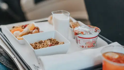 Una bandeja de comida en un avión Una bandeja de comida en un avión