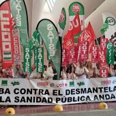 Concentración de sanitarios en hospital Reina Sofía