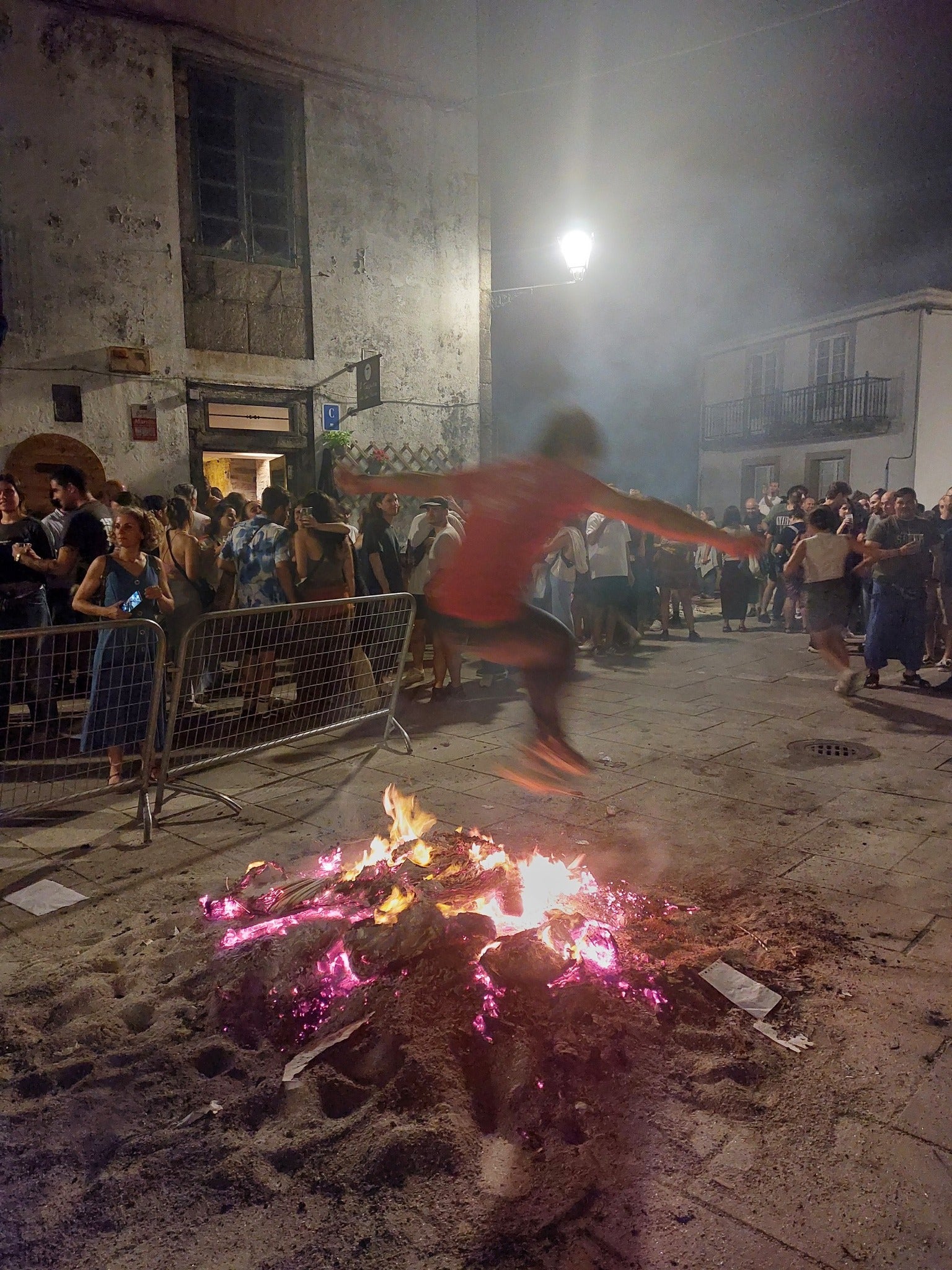 Miles de personas cumplieron con la tradición de saltar las cacharelas y disfrutar de las sardiñadas en una "noite meiga" en Santiago Miles de personas cumplieron con la tradición de saltar las cacharelas y disfrutar de las sardiñadas en una "noite meiga" en Santiago