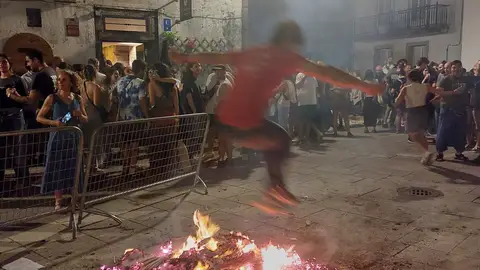 Miles de personas cumplieron con la tradición de saltar las cacharelas y disfrutar de las sardiñadas en una "noite meiga" en Santiago Miles de personas cumplieron con la tradición de saltar las cacharelas y disfrutar de las sardiñadas en una "noite meiga" en Santiago