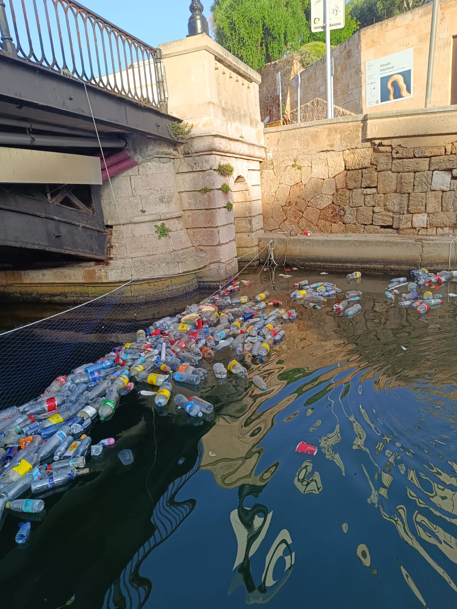 Retiran un carro de supermercado y dos bicicletas del puerto de Ciutadella fruto de la fiesta de Sant Joan Retiran un carro de supermercado y dos bicicletas del puerto de Ciutadella fruto de la fiesta de Sant Joan
