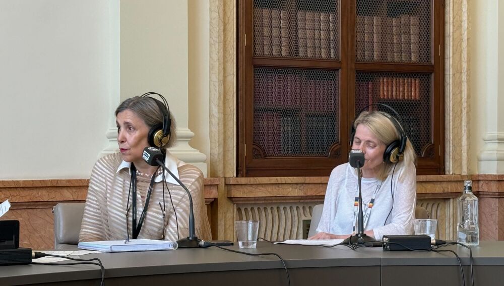 Elena Serrano, jefa de la Unidad de Archivo Histórico y General del Banco de España junto a Rosario Calleja, técnico del archivo del Banco de Españ
