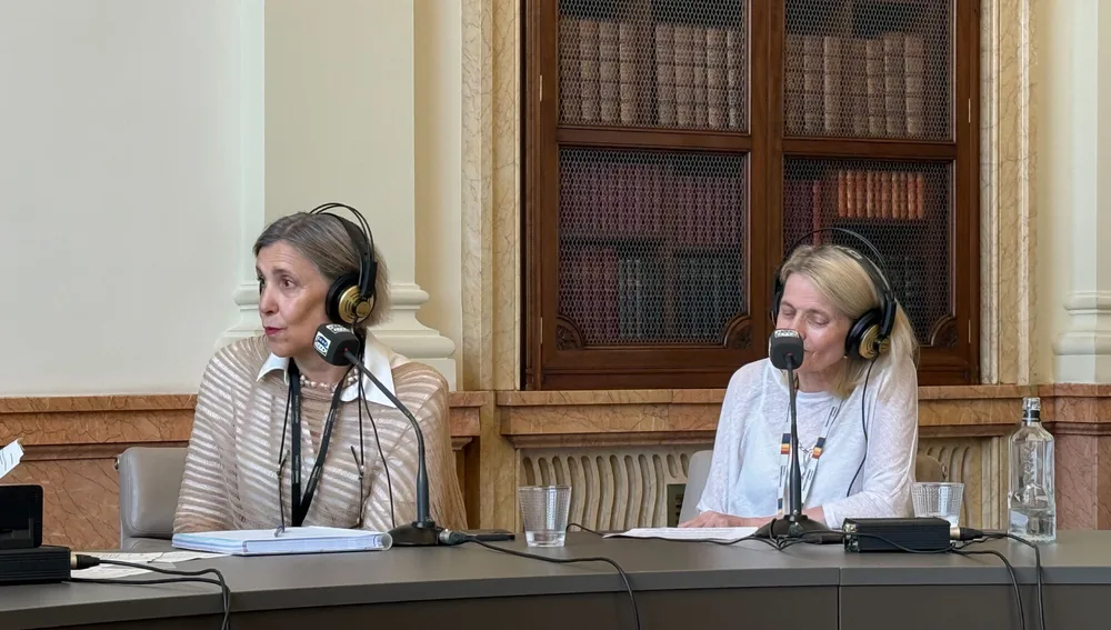 Elena Serrano, jefa de la Unidad de Archivo Histórico y General del Banco de España junto a Rosario Calleja, técnico del archivo del Banco de Españ Elena Serrano, jefa de la Unidad de Archivo Histórico y General del Banco de España junto a Rosario Calleja, técnico del archivo del Banco de Españ