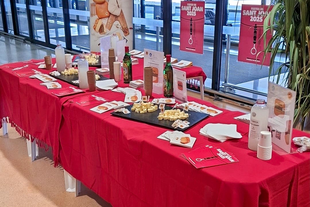 CCOO denuncia la falta de personal en el aeropuerto de Menorca para dar servicio a los visitantes que vienen a las fiestas de Sant Joan CCOO denuncia la falta de personal en el aeropuerto de Menorca para dar servicio a los visitantes que vienen a las fiestas de Sant Joan