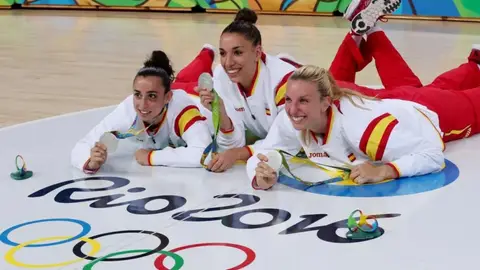 La jugadora de baloncesto, a la izquierda, muestra la medalla de plata conseguida en los Juegos Olímpicos de 2016 La jugadora de baloncesto, a la izquierda, muestra la medalla de plata conseguida en los Juegos Olímpicos de 2016