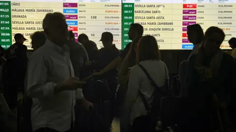 En directo, caos ferroviario en Valladolid: multitud de trenes parados por un incendio en la infraestructura En directo, caos ferroviario en Valladolid: multitud de trenes parados por un incendio en la infraestructura