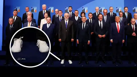 A la cumbre de la OTAN en zapatillas: el mandatario que ha llamado la atención en la foto de familia por su informal atuendo A la cumbre de la OTAN en zapatillas: el mandatario que ha llamado la atención en la foto de familia por su informal atuendo