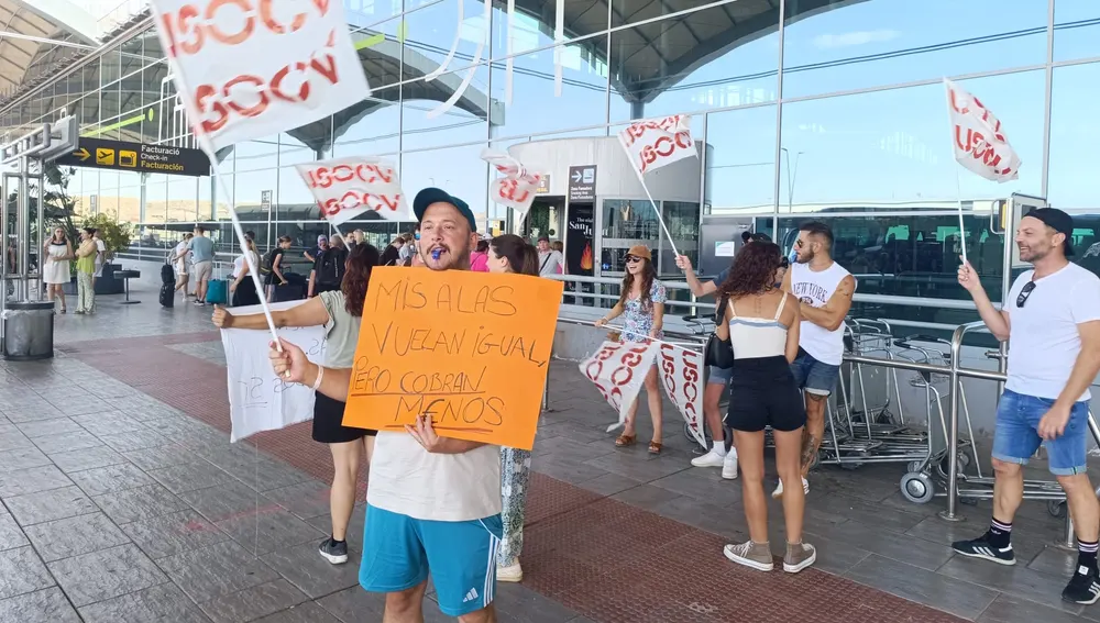 Tripulantes de cabina de pasajeros de la compañía aérea easyJet movilizados en el aeropuerto de El Altet de Elche. Tripulantes de cabina de pasajeros de la compañía aérea easyJet movilizados en el aeropuerto de El Altet de Elche.