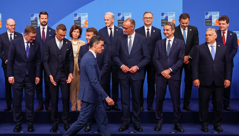 Momento en el que Pedro Sánchez se dirige a su lugar en la foto de familia/ REUTERS/Yves Herman Momento en el que Pedro Sánchez se dirige a su lugar en la foto de familia/ REUTERS/Yves Herman