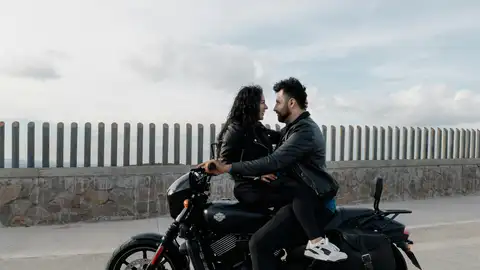 Las experiencias compartidas, la compatibilidad emocional y el crecimiento personal Dos enamorados montados en una moto