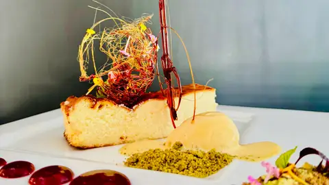 Tarta de queso de cabra el abuelo tierra de chocolate y pistachos, compota de frutos rojos y helado de licor. Tarta de queso de cabra el abuelo tierra de chocolate y pistachos, compota de frutos rojos y helado de licor.