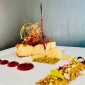 Tarta de queso de cabra el abuelo tierra de chocolate y pistachos, compota de frutos rojos y helado de licor. 