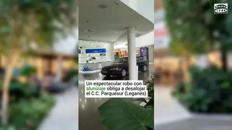 Un espectacular robo con alunizaje obliga a desalojar Parquesur (Leganés) Un vehículo de gran cilindrada ha ingresado en el centro comercial y ha impactado contra una joyería, después, sus ocupantes han tratado de repetir la acción en otra tienda, pero no les ha sido posible y han huido.