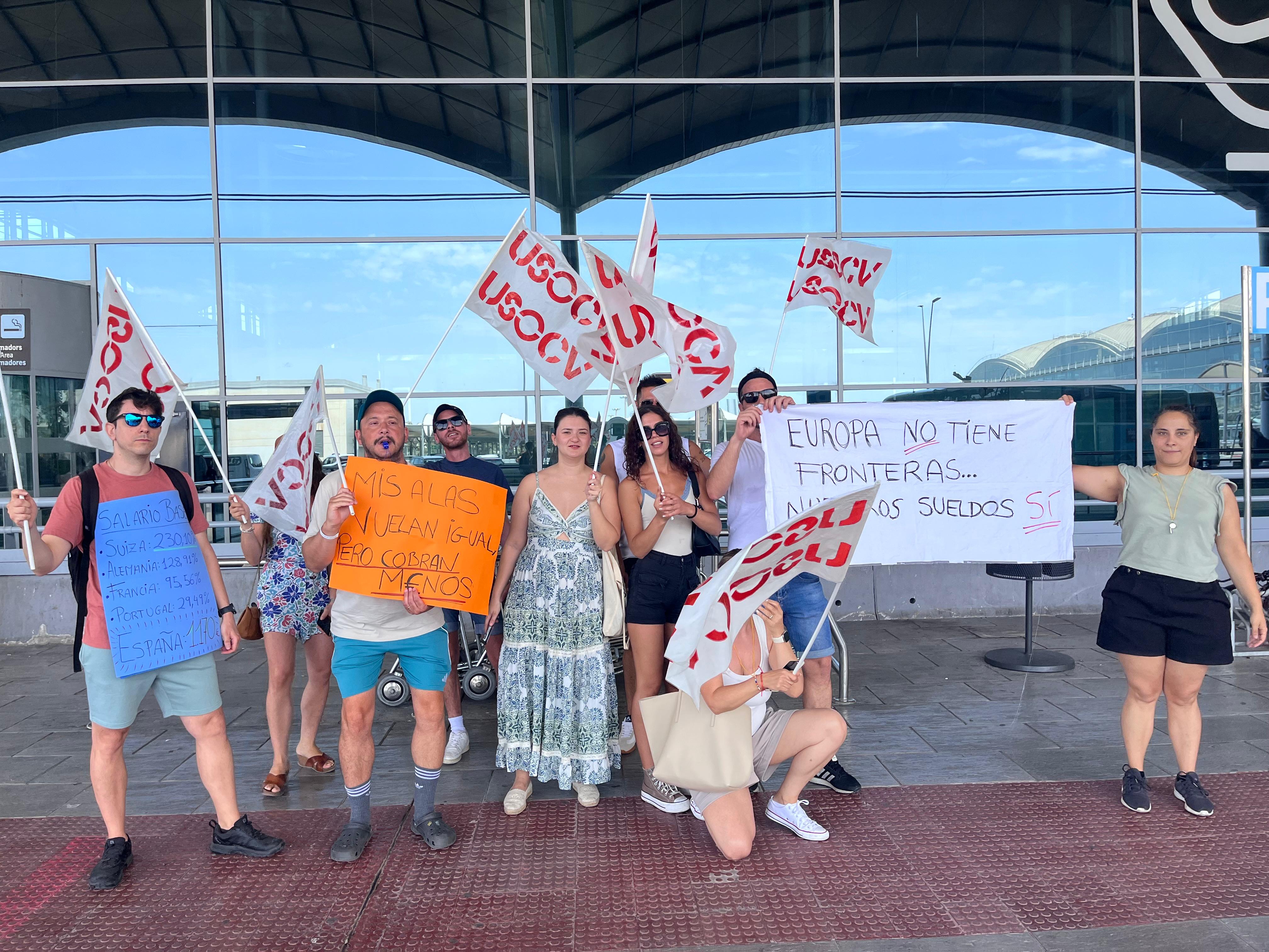 Los tripulantes de cabina de pasajeros de easyJet se movilizan también en el aeropuerto Alicante-Elche Los tripulantes de cabina de pasajeros de easyJet se movilizan también en el aeropuerto Alicante-Elche